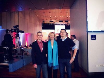 Das Bild zeigt von links den Juso-Kreisvorsitzenden Daniel Künkel, die Kultusministerien des Landes Baden-Württemberg Ga